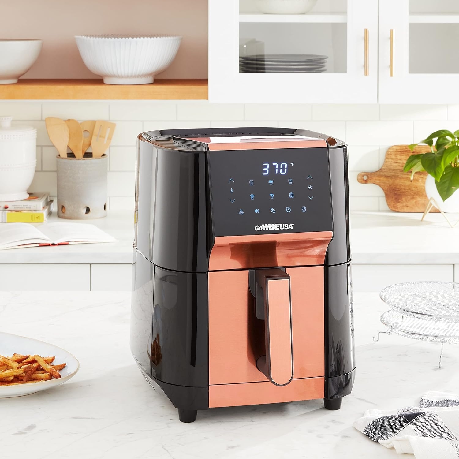 GoWISE USA 7-Quart Air Fryer & Dehydrator – with Ergonomic Touchscreen Display with Stackable Dehydrating Racks with Preheat & Broil Functions + 100 Recipes (Black/Copper))(Black/Copper)
